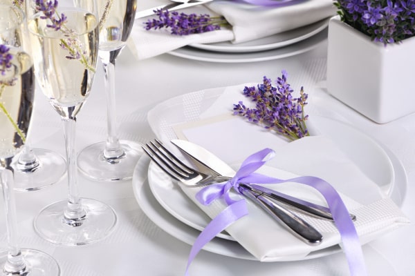 Toma nota de estas reglas básicas de etiqueta en la mesa